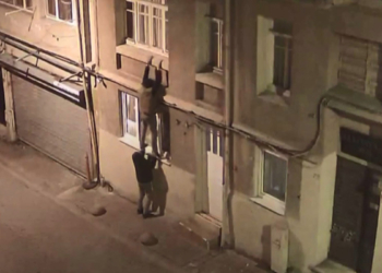 Beyoğlu'nda eve tırmanarak giren hırsızlar kamerada