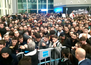 Binlerce yardım gönüllüsü havalimanına akın etti