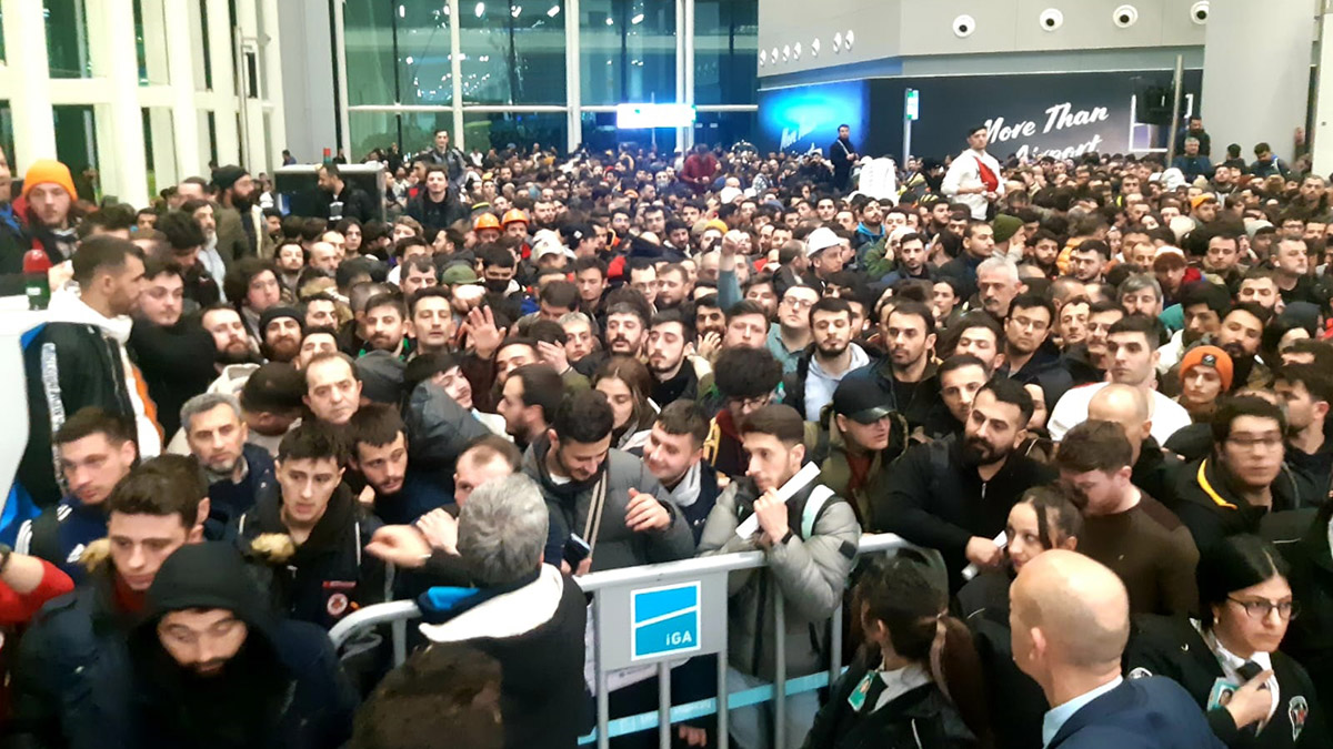 Binlerce yardım gönüllüsü havalimanına akın etti 