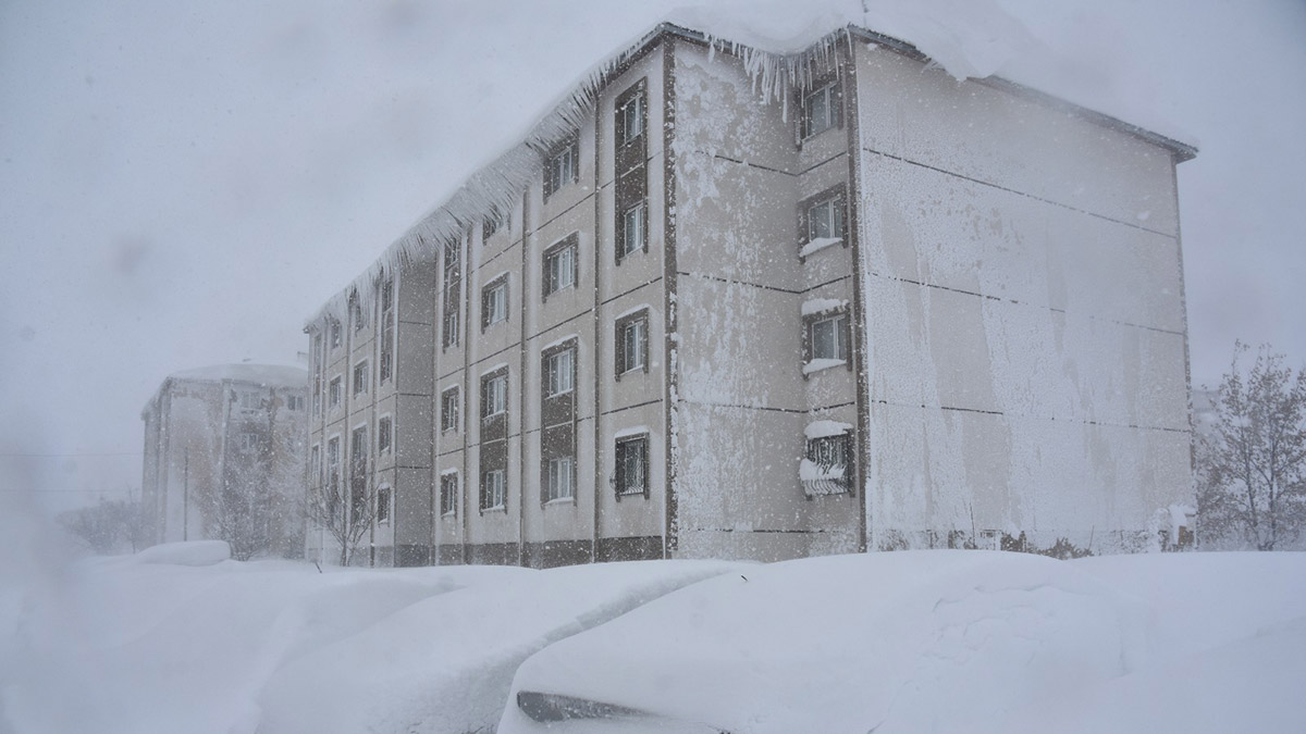 Bitlis'te kar kalınlığı 3 metreyi aştı