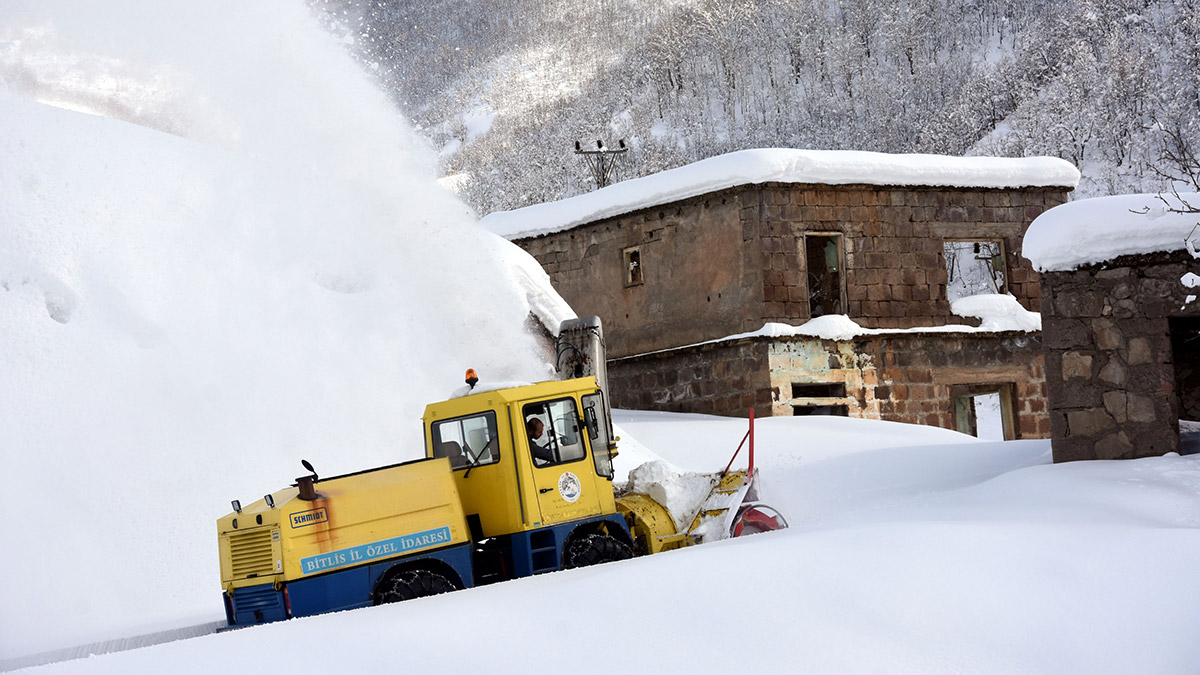 Bitlis'te kardan kapanan köy yollarında çalışma sürüyor