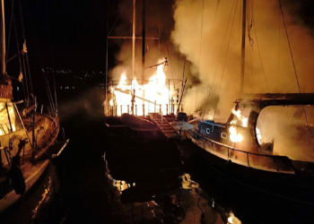 Bodrum'da limandaki 2 tekne yandı