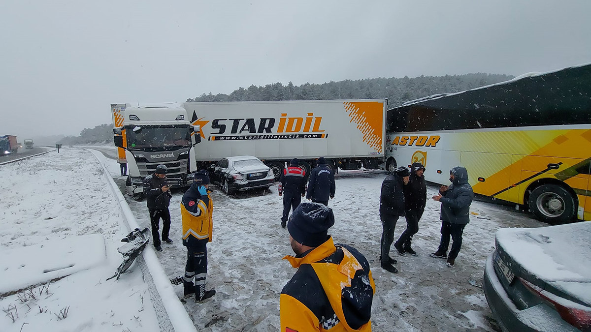 Bolu'da zincirleme kaza; 5 yaralı