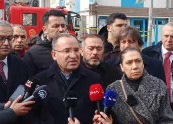 Bozdağ, binaların enkazında incelemelerde bulundu
