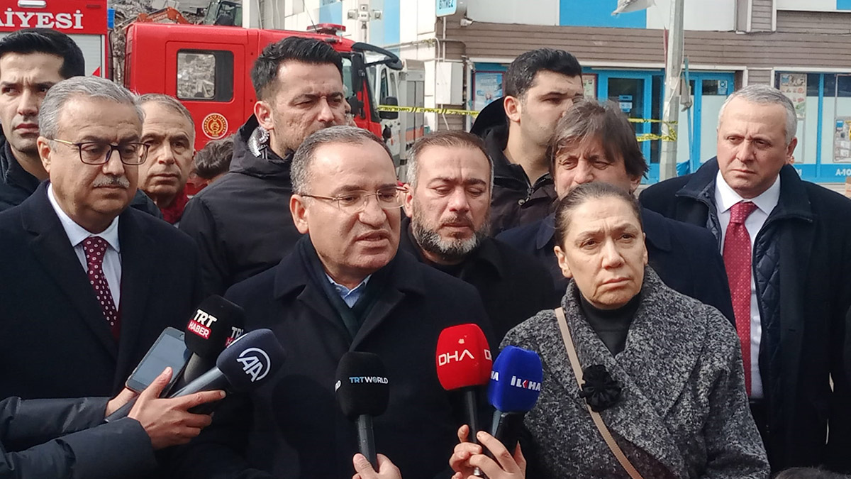 Bozdağ, binaların enkazında incelemelerde bulundu