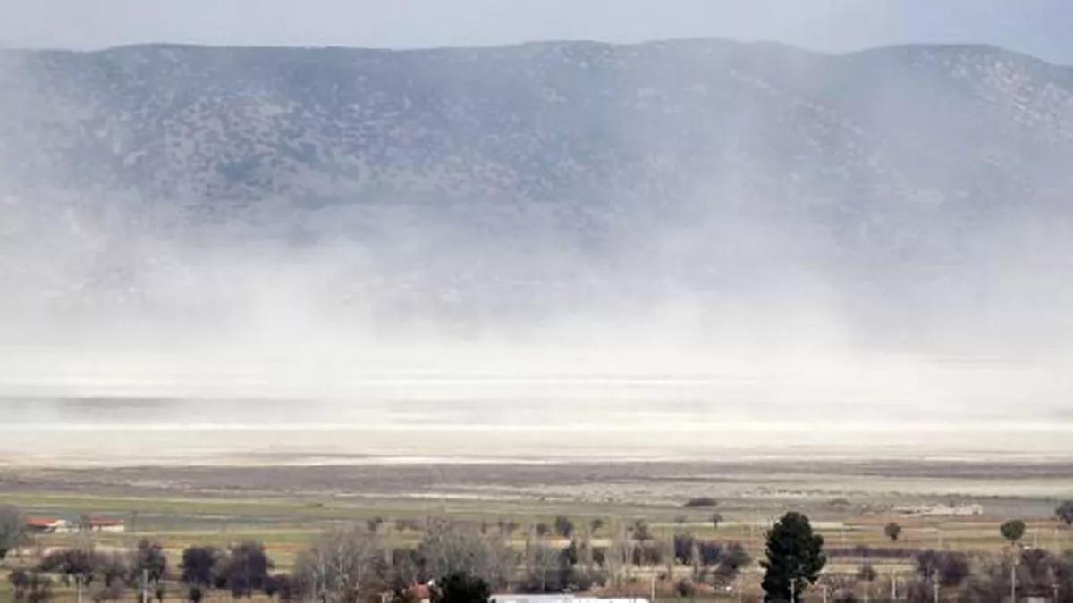 Burdur gölü üzerinde toz bulutu