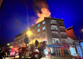 Bursa'da 5 katlı apartmanın çatısında yangın