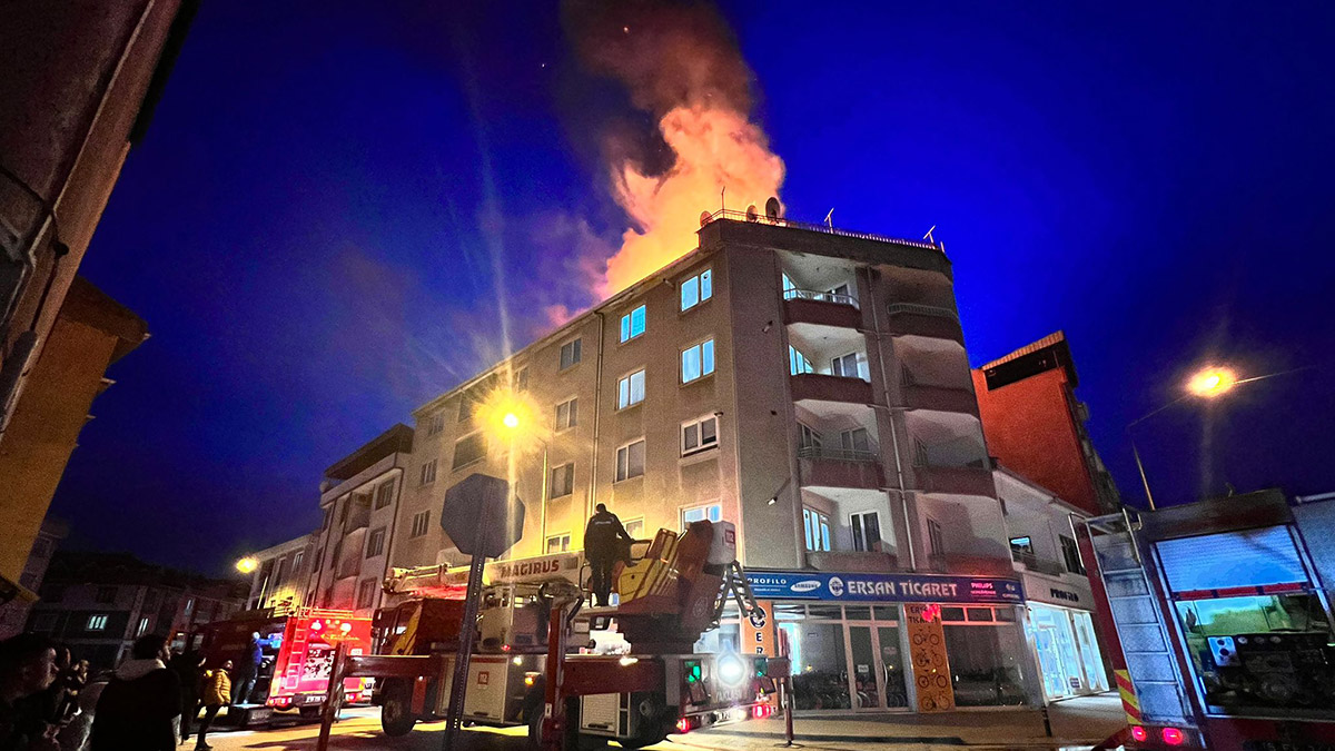 Bursa'da 5 katlı apartmanın çatısında yangın