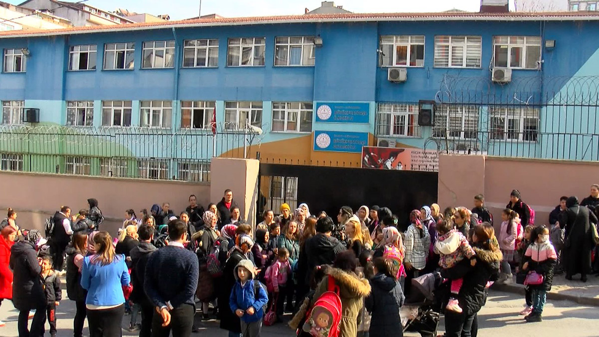 Büyük Fuat Paşa İlkokulu'nda 'deprem riski' eylemi