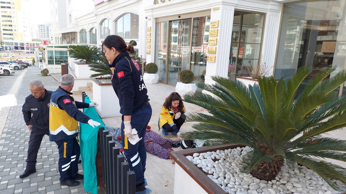 Cam silerken 11'inci kattan düşen kadın öldü