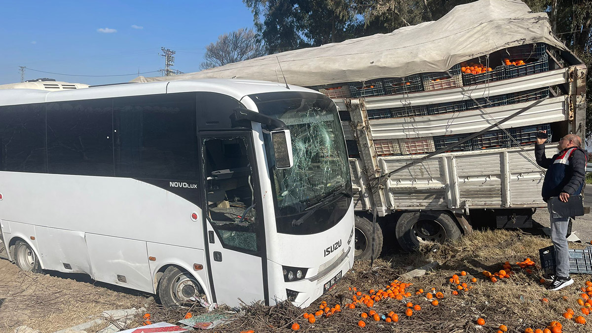 Cezaevi midibüsü ile kamyon çarpıştı: 23 yaralı