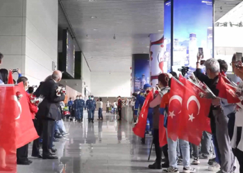 Çin'e dönen kurtarma ekibi, alkışlarla karşılandı