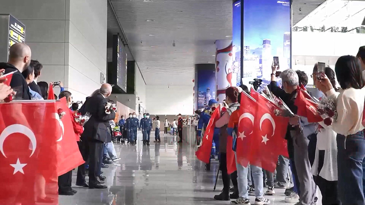 Çin'e dönen kurtarma ekibi, alkışlarla karşılandı