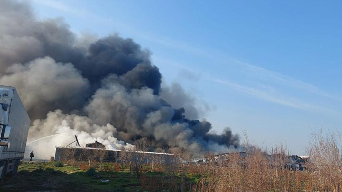 Cizre'de plastik fabrikasında çıkan yangın söndürüldü