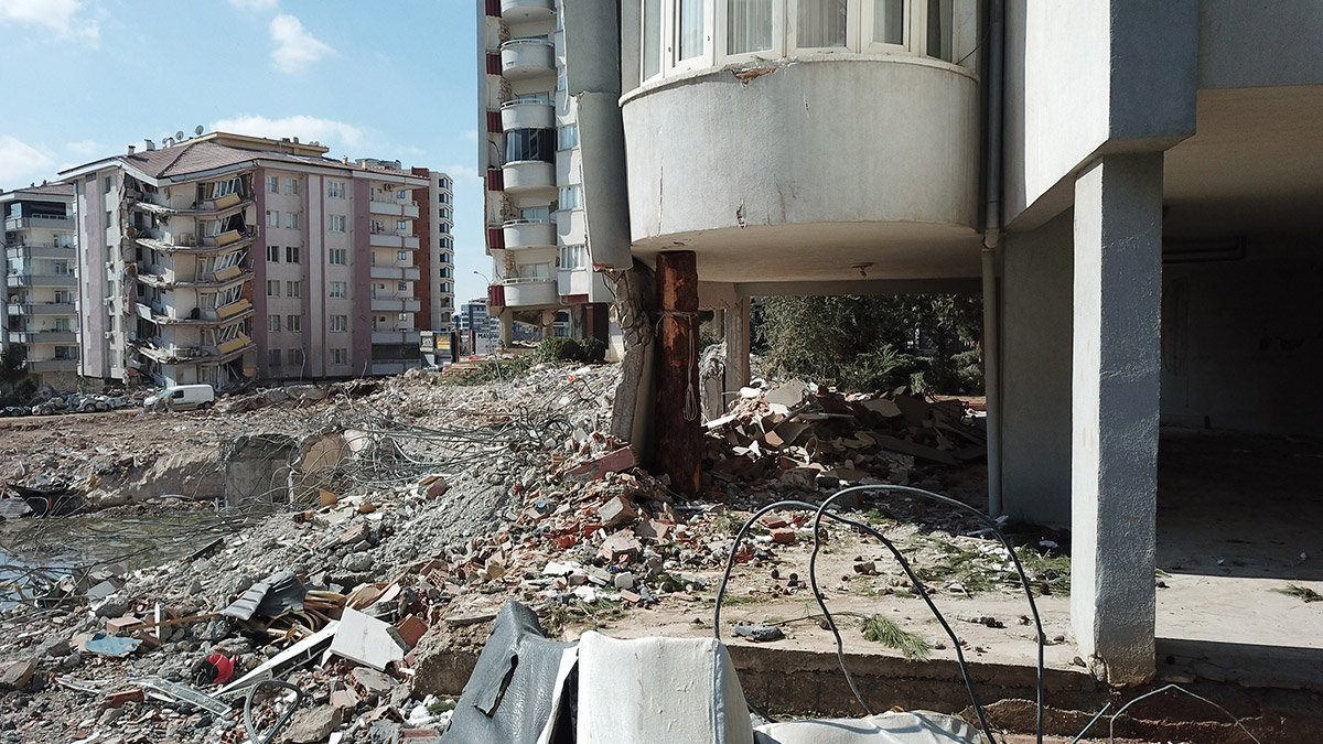 Çökmek üzere olan binanın kolonuna kütüklü destek 