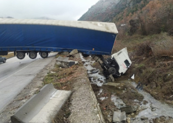 Çorum'da TIR beton bariyere çarptı; şoför yaralı