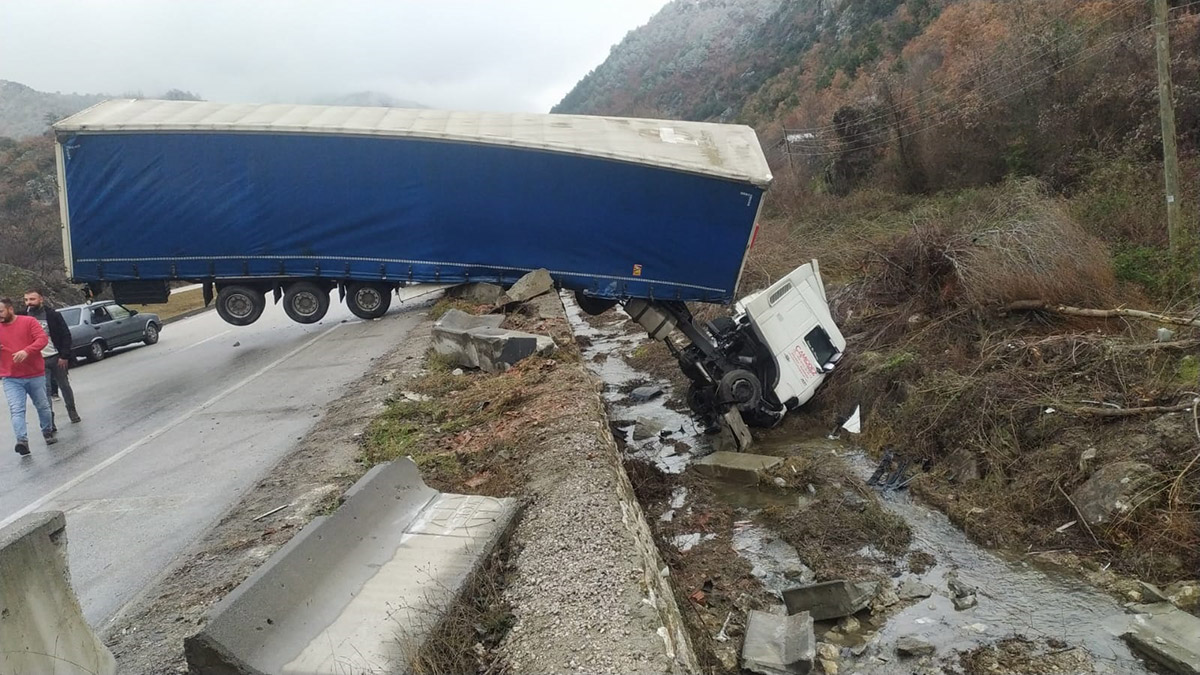 Çorum'da TIR beton bariyere çarptı; şoför yaralı 