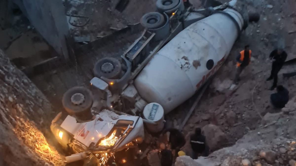 Çukura devrilen beton mikserinin operatörü öldü