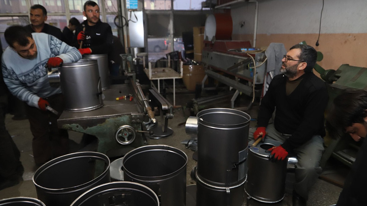 Demirci esnafı, depremzedeler için soba üretiyor