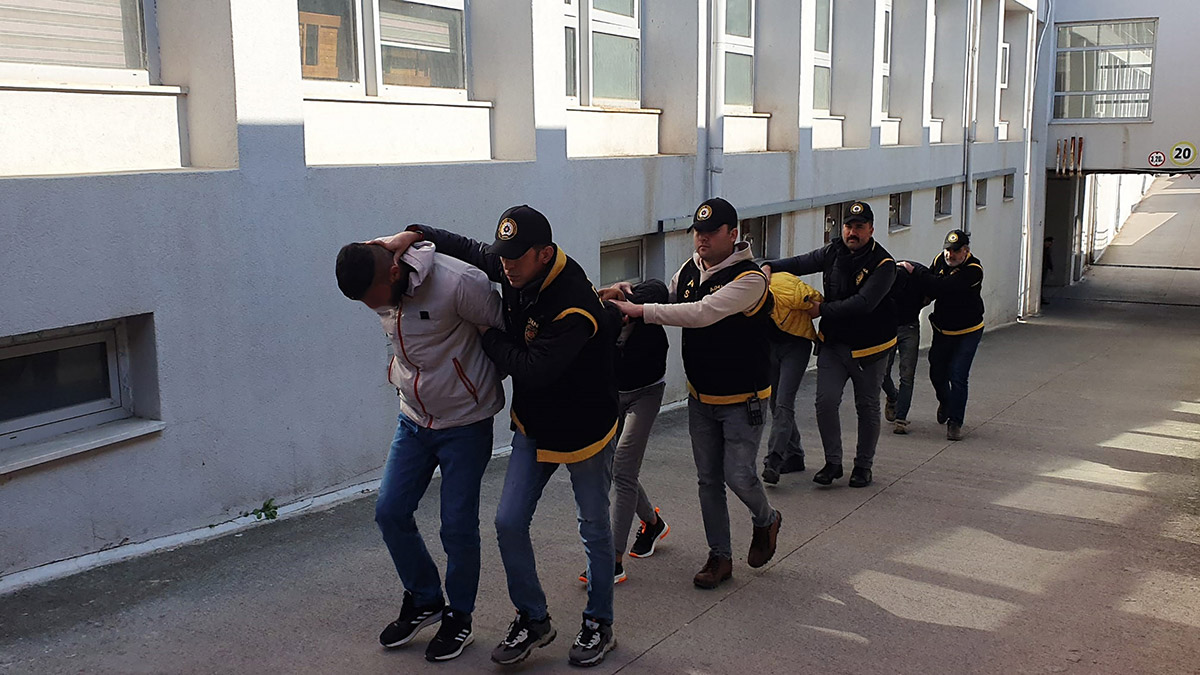 Deprem bölgesinde hırsızlık yapan 12 kişi yakalandı
