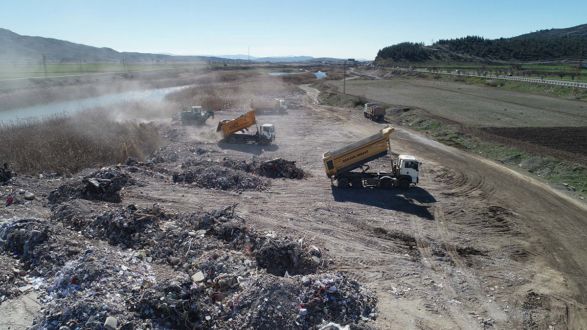 Deprem enkazı şehir dışına çıkarılıyor