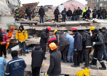 Deprem felaketinde 2'nci gün; 3 bin 381 can kaybı