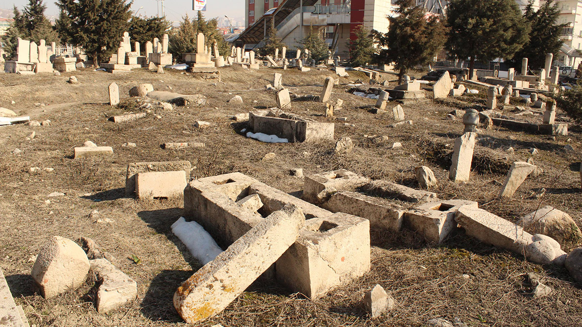 Deprem, tarihi Sancaktar Mezarlığı'nı da vurdu