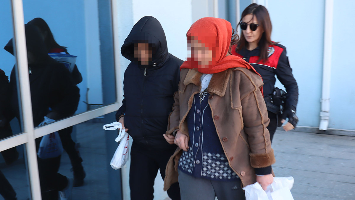 Deprem yardımlarını çalan 4 personel adliyede