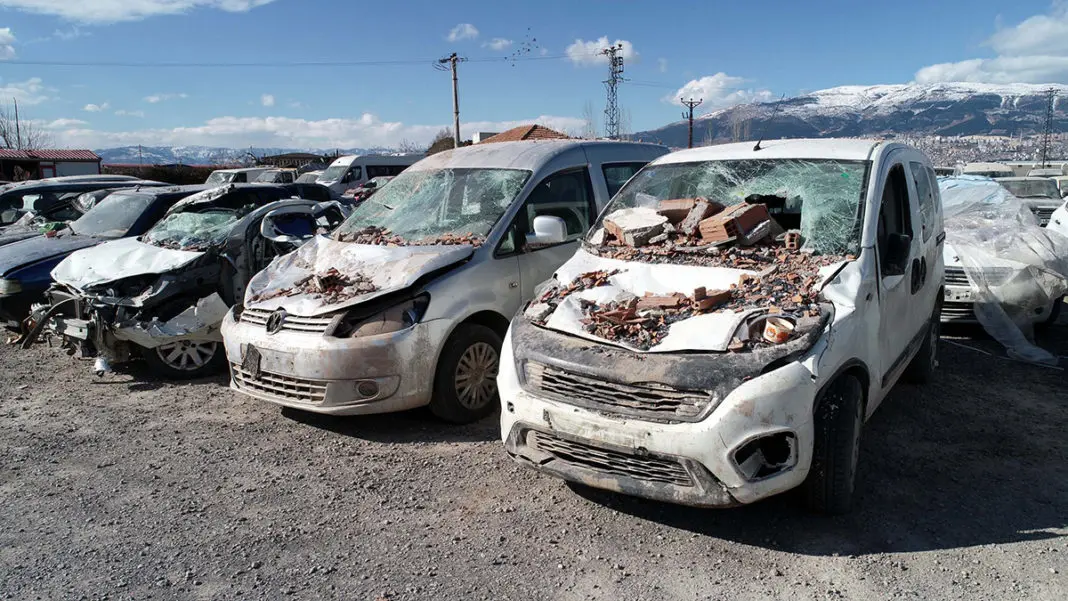 Depremde enkaz altında kalan araçlar hasar gördü