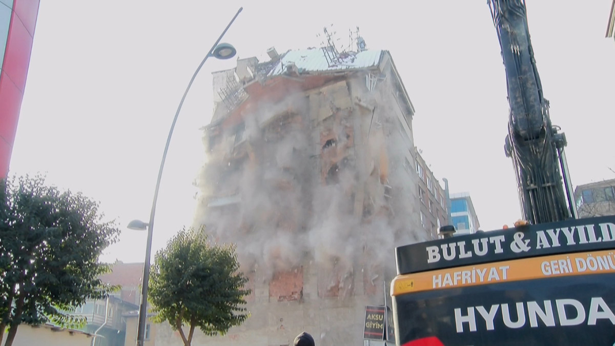 Depremde hasar gören binaların yıkımına başlandı