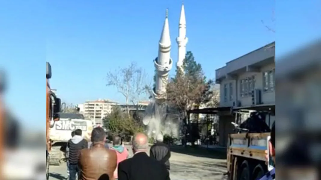 Depremde hasar gören cami minaresi yıkıldı
