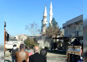 Depremde hasar gören cami minaresi yıkıldı