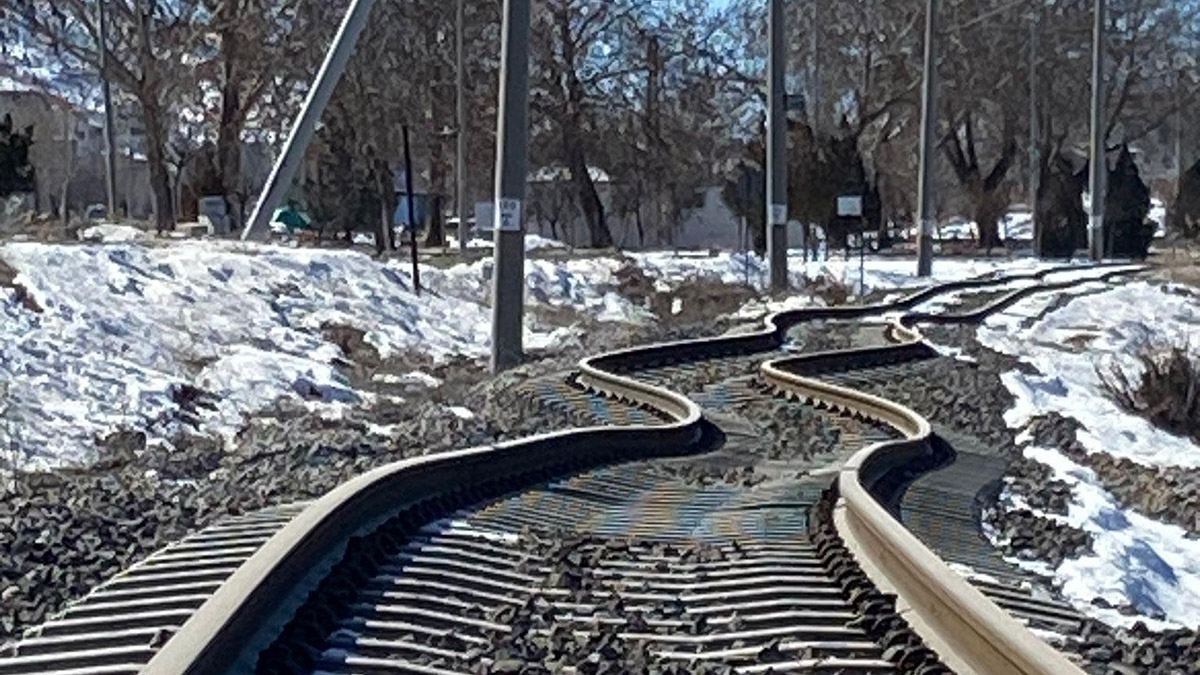 Depremde hasar gören demir yolları onarılıyor