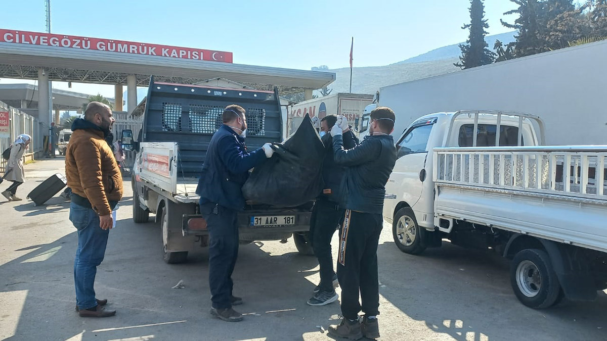 Depremde ölen 1500 Suriyeli ülkesinde defnedildi