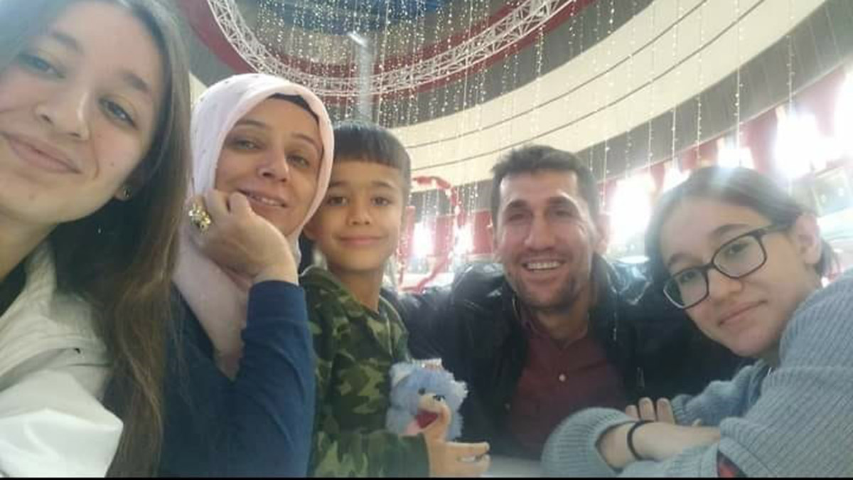 Depremde ölen anne, baba ve kardeşlerini uğurladı