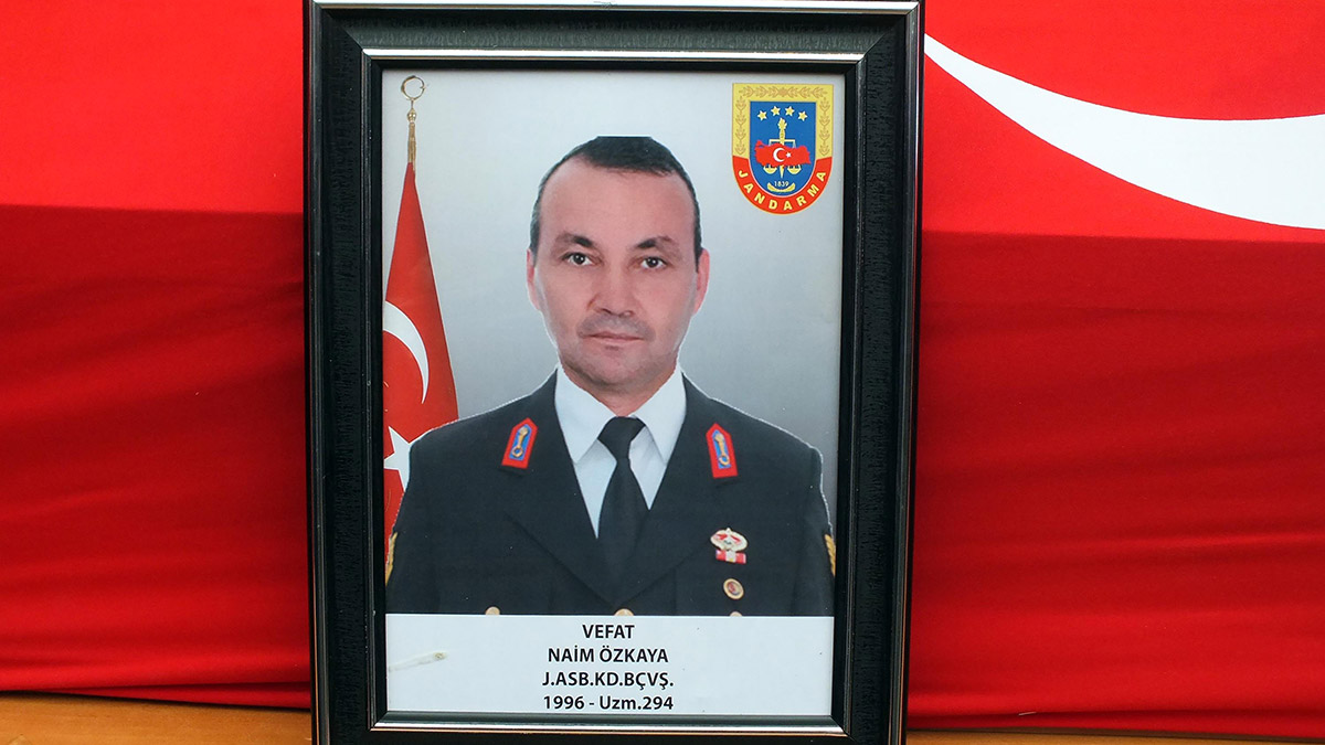 Depremde ölen astsubaya kızlarından veda