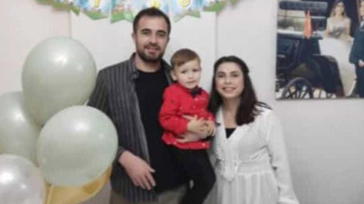 Depremde ölen polis, eşi ve oğlu toprağa verildi