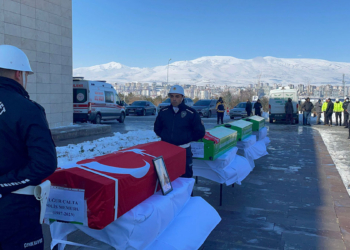 Depremde ölen polis memuru ve ailesi toprağa verildi