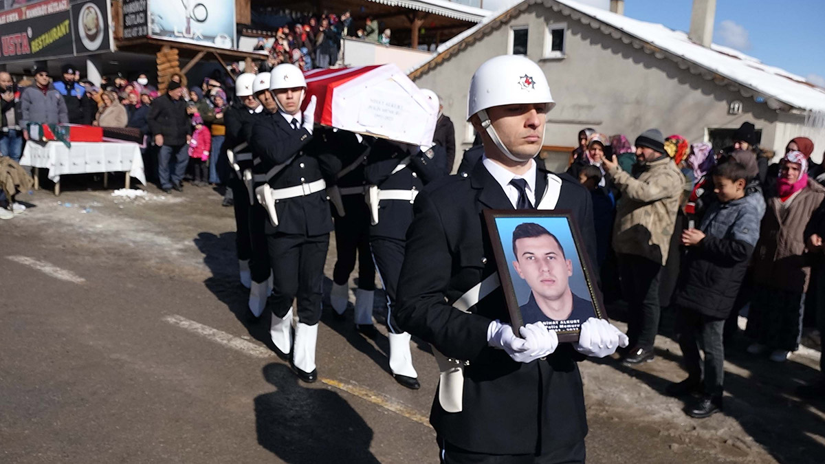 Depremde ölen polis memuru ve kızı defnedildi