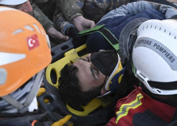 Depremin 198'nci saatinde 2 kardeş kurtarıldı