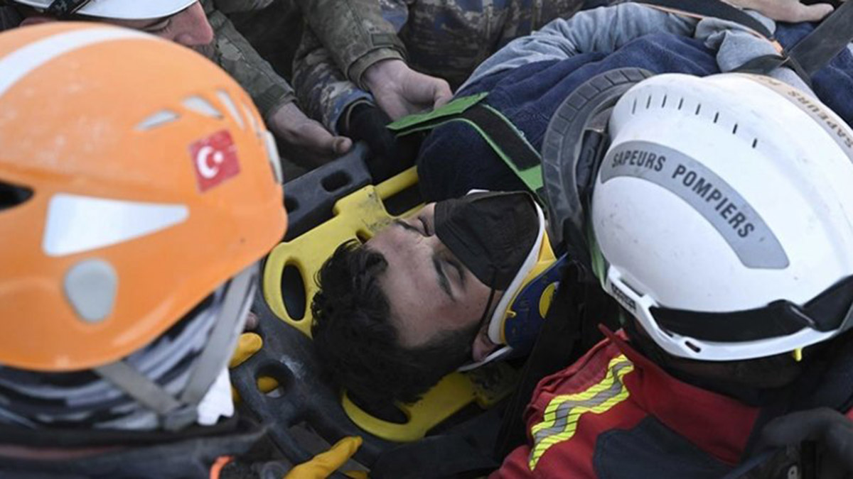 Depremin 198'nci saatinde 2 kardeş kurtarıldı