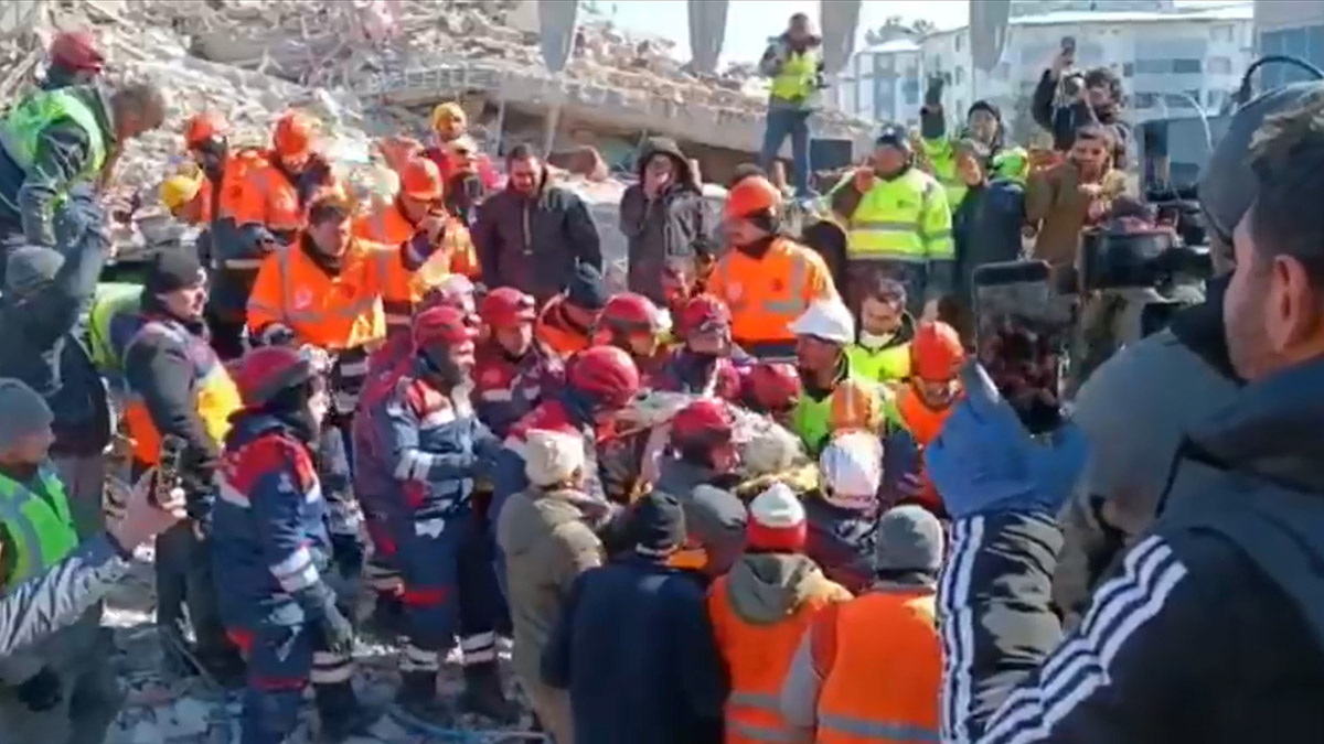 Depremin 80'inci saatinde 2 kadın kurtarıldı