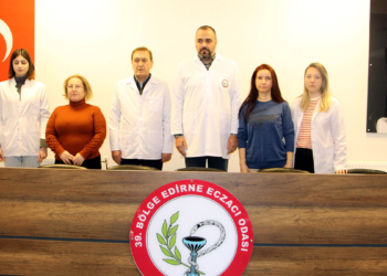 Depremlerde ölen eczacılar için saygı duruşu