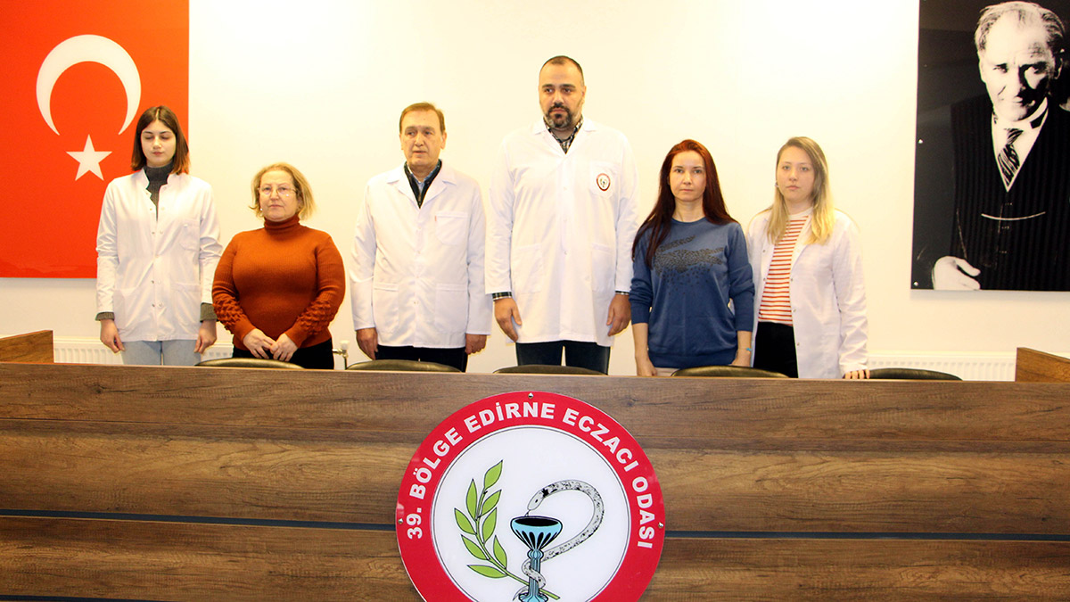 Depremlerde ölen eczacılar için saygı duruşu