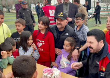 Depremzede Ecrin'e doğum günü sürprizi