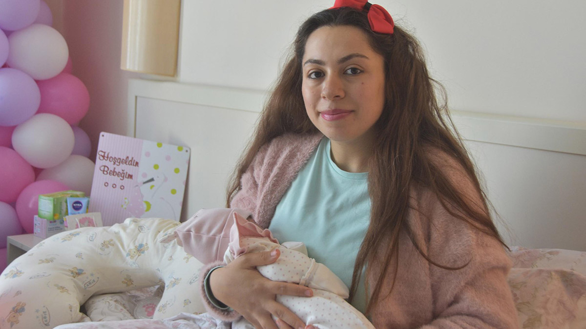 Depremzede Işıl, ilk çocuğunu dünyaya getirdi