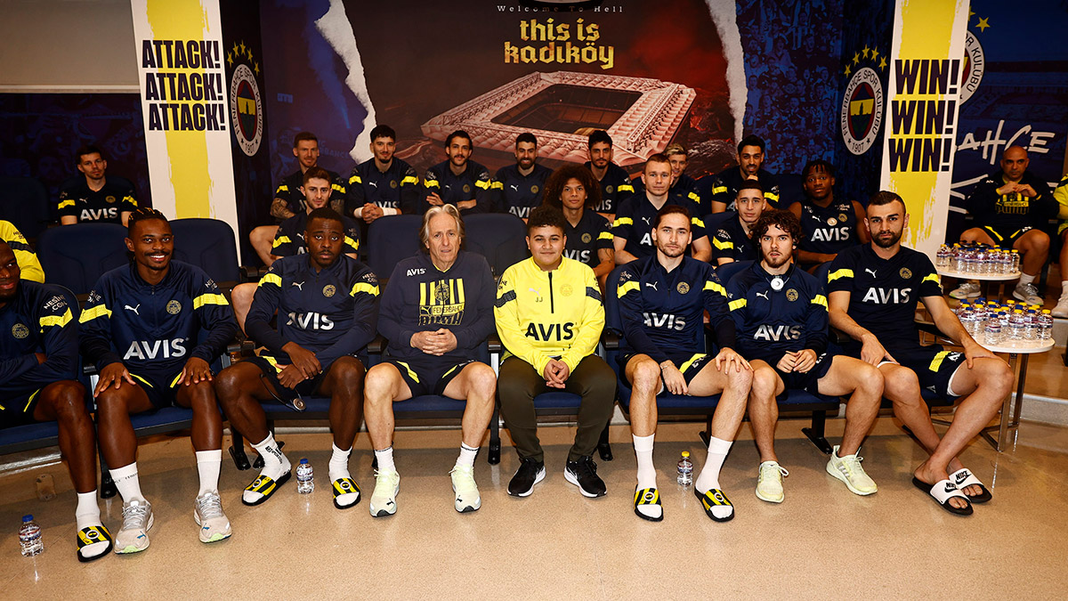 Depremzede Mehmet Akif Ağaç, futbolcularla buluştu