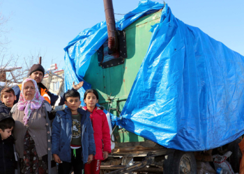 Depremzede aile, traktör römorkunu eve dönüştürdü