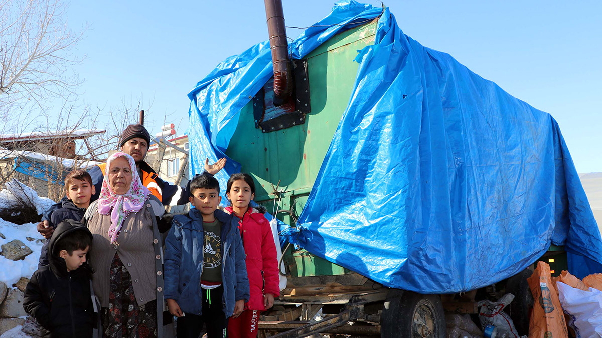 Depremzede aile, traktör römorkunu eve dönüştürdü