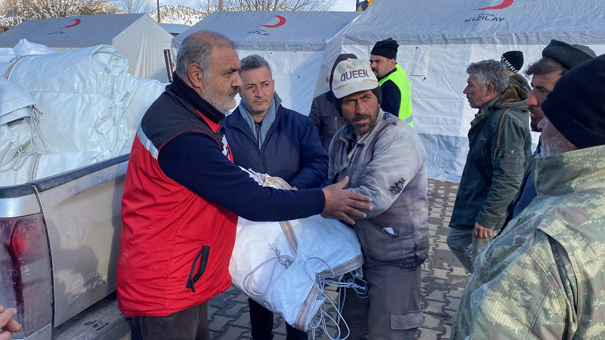 Depremzede besicilere hayvan çadırı desteği